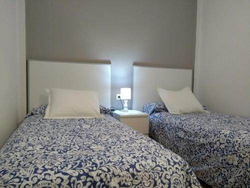 バレンシアにあるPiso céntrico Plaza Torosの小さな部屋のベッド2台 枕2つ付