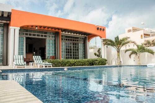 una piscina frente a un edificio en Villa Isla Dorada en Isla Mujeres