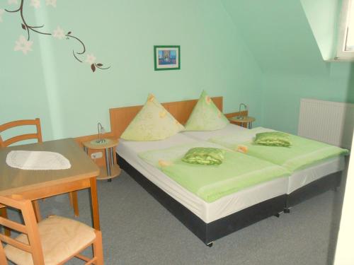 アンダーナッハにあるHotel Andernacher Hofのベッドルーム1室(ベッド1台、テーブル、デスク付)