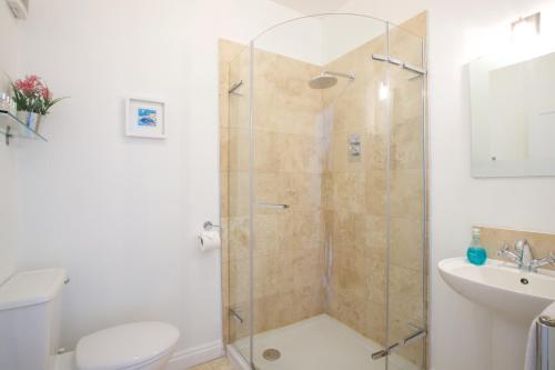 Un baño con ducha, inodoro y lavabo. en Georgian House - Fantastic Central Apartment with Fabulous Views, en Bath