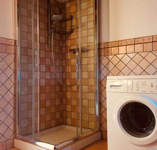 W łazience znajduje się prysznic i pralka. w obiekcie CASA VACANZA VILLA DeA w mieście Villafranca in Lunigiana