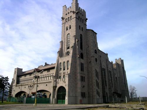 a large building with a tower on top of it at Hospedaje La Serranita in Bahía Blanca