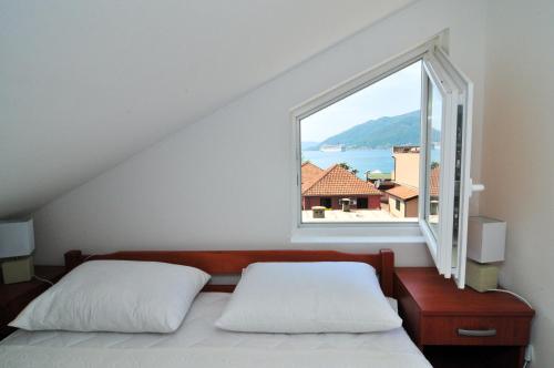 En eller flere senge i et værelse på Apartments Pean