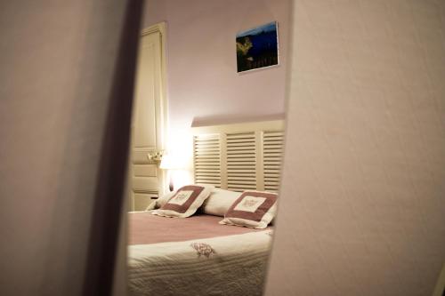 Un ou plusieurs lits dans un hébergement de l'établissement Hotel Victor Hugo Nice