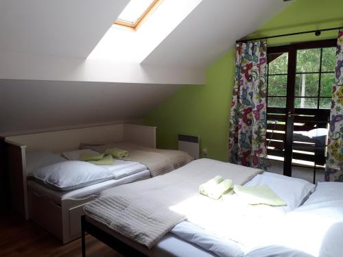 מיטה או מיטות בחדר ב-Hrabovo Barbora 19