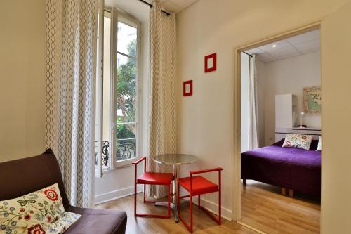 Un ou plusieurs lits dans un hébergement de l'établissement Hotel Victor Hugo Nice