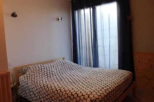 1 dormitorio con 1 cama frente a una ventana en Gite En Campagne Isatis, en Landemont