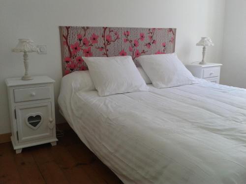 MontolieuにあるChez Clémentineのベッドルーム1室(白いベッド1台、ナイトスタンド2台付)