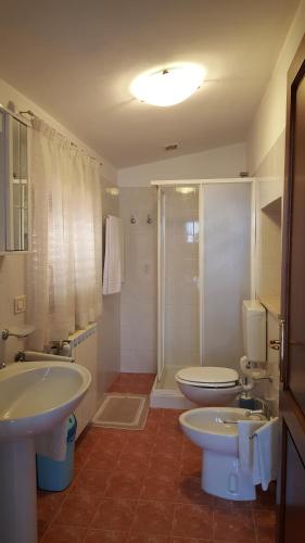 CannaraにあるB&B Barbara Assisiのバスルーム(シンク2台、シャワー、トイレ2つ付)