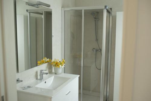 W łazience znajduje się umywalka i prysznic. w obiekcie Casinhas Da Vila w mieście Monção