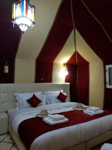 Postel nebo postele na pokoji v ubytování Sahara Sky Luxury Camp