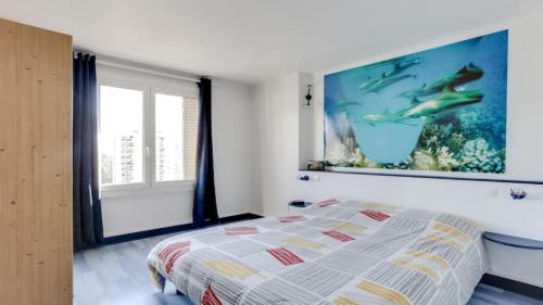アヌシーにあるAppartement Annecyのベッドルーム1室(ベッド1台付)が備わります。壁には大きな絵画が飾られています。