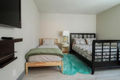 a bedroom with a twin bed and a small bedskirts at Strip View luxury Condo in Las Vegas