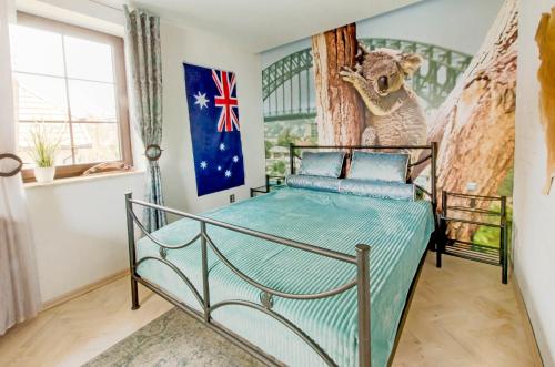 una camera da letto con un letto con una bandiera sul muro di All World in Gdynia a Gdynia