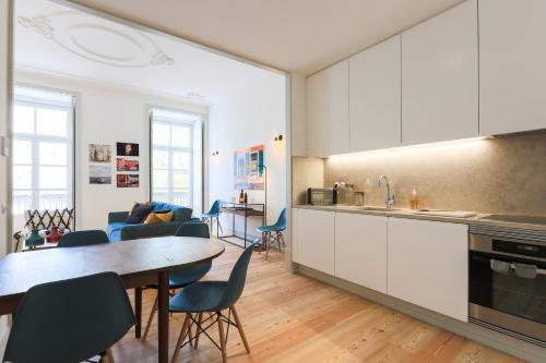 cocina y sala de estar con mesa y sillas en Bacalhoeiros 99 - Beautiful and bright Apartment @ Baixa, Chiado, en Lisboa