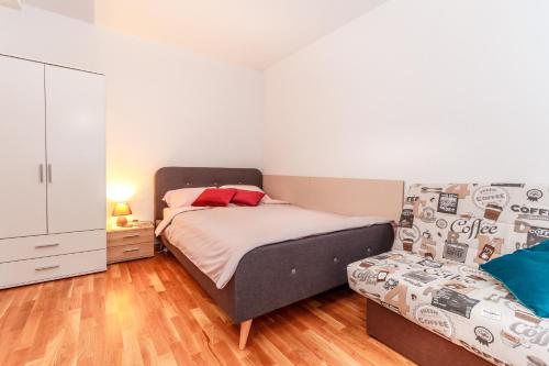 um quarto com uma cama e uma cómoda em Alp Apartma em Radovljica