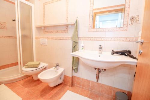 ラドヴリツァにあるAlp Apartmaのバスルーム(洗面台、トイレ付)