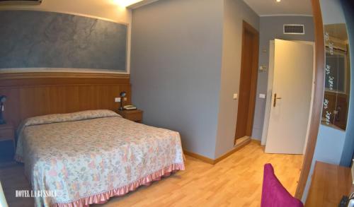 a bedroom with a bed and a chalkboard on the wall at Hotel La Bussola in Padenghe sul Garda