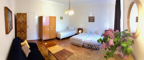 une chambre d'hôtel avec un lit et un canapé dans l'établissement Julius Vendégház, à Sopron