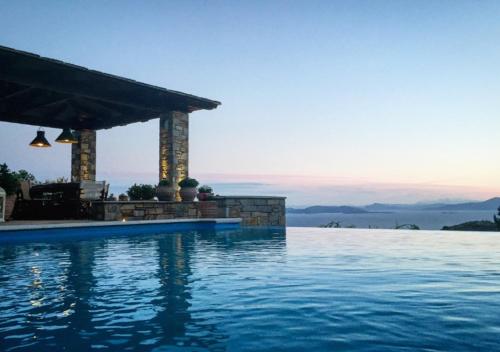 ミリエスにあるAkrolithos Villa, Milies Pelionの水辺の景色を望むスイミングプール