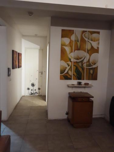 un pasillo con una pintura en la pared y una mesa en Amplio y luminoso, 5ta sección en Mendoza