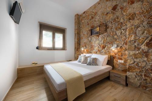 En eller flere senger på et rom på villa Diafani, Εirini