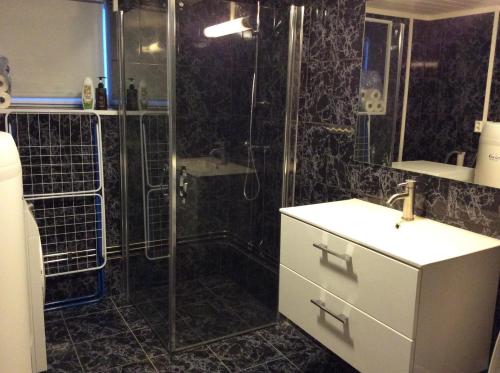 キルケネスにあるBarents Hotellのバスルーム(シャワー、洗面台、トイレ付)