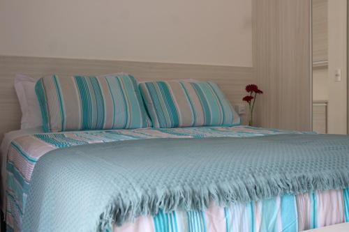 a blue bed with pillows on top of it at O local para o seu lazer in Santos