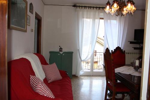 1 dormitorio con cama, mesa y ventana en Casa di gianni, en Primaluna