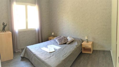 ヴァンスにあるLa Vençoiseのベッドルーム1室(ベッド1台、タオル2枚付)