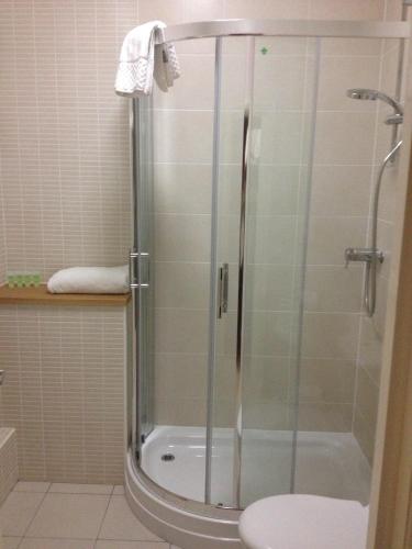 Bilik mandi di 2 Crescent Gardens Guest House