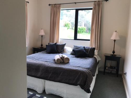 Un dormitorio con una cama con dos ositos de peluche. en Apartment 45 @ Noble Estate, en Waikanae
