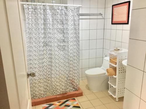 y baño con cortina de ducha y aseo. en Grandbeach Condo Unite A307 en Rayong