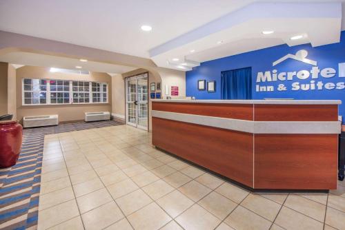 eine Lobby eines Merton Inn and Suites in der Unterkunft Microtel Inn and Suites By Wyndham Miami OK in Miami