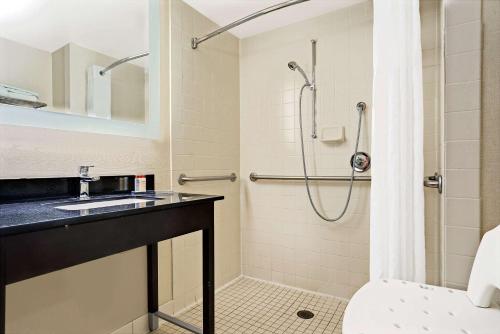 Kylpyhuone majoituspaikassa Wingate by Wyndham Fargo