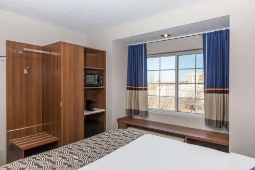 Säng eller sängar i ett rum på Microtel Inn & Suites by Wyndham Sioux Falls