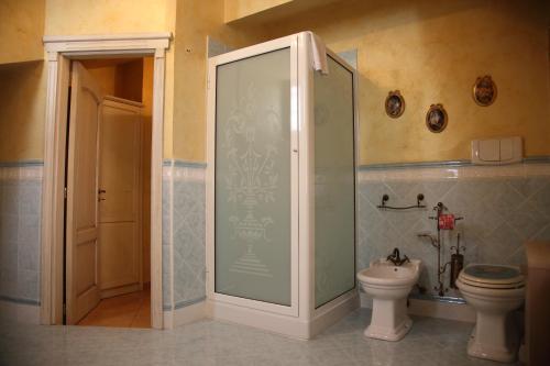 a bathroom with a shower and a toilet at À La Maison De Gabry in Vibo Valentia Marina