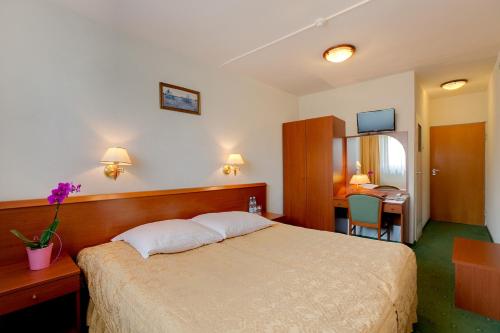 Postel nebo postele na pokoji v ubytování Hotel Zajazd Piastowski