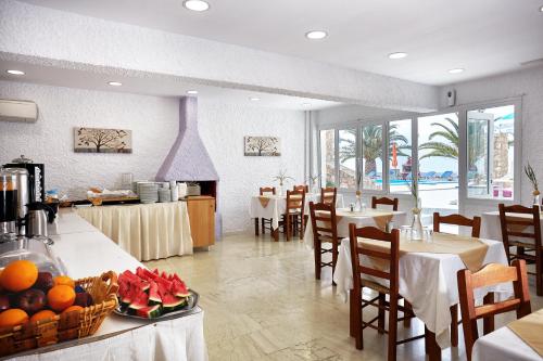 Un restaurante o sitio para comer en Zorbas Hotel Santorini