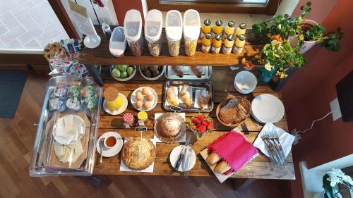 an overhead view of a table full of food at Il Nido del Falco in Castel Gandolfo