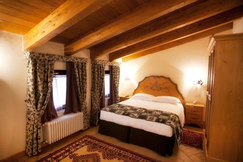 Un dormitorio con una cama grande y una ventana en Garnì Astoria Hotel & SPA, en Roccaraso
