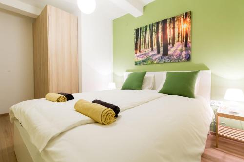 Ένα ή περισσότερα κρεβάτια σε δωμάτιο στο Cosy Green Oasis in city center