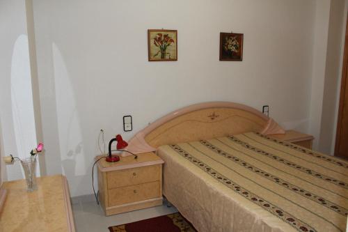 トレビエハにあるHabaneras Vistamarのベッドルーム1室(ベッド1台、ナイトスタンド付)