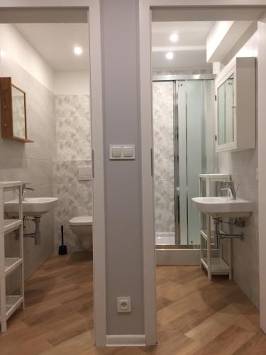 a bathroom with two sinks and a shower at Bursztynowa Wyspa in Gdańsk