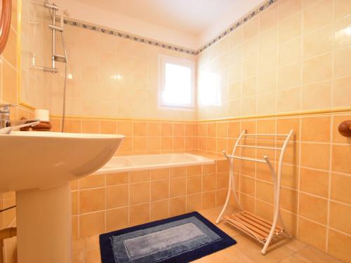 FaverollesにあるStylish Apartment Near Beachの洗面台と浴槽のあるバスルーム