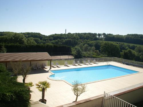 une grande piscine avec des chaises longues dans l'établissement Apartment near beach with pools and gym, à Faverolles