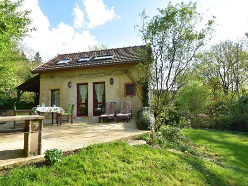 Cette petite maison dispose d'une terrasse et d'une table. dans l'établissement Beautiful holiday home with terrace in Onlay, à Onlay