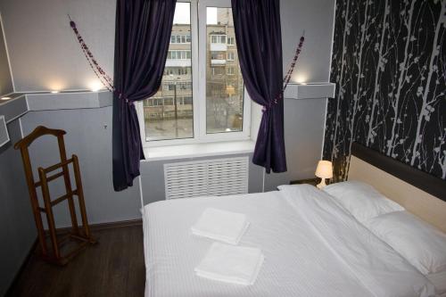 ベレズニキにあるExpress Apartments Mira 110のベッドルーム(白いベッド1台、窓付)