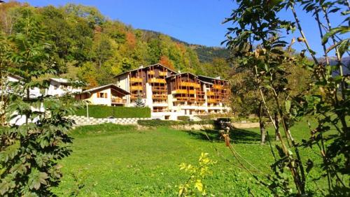 un grand bâtiment au milieu d'un champ dans l'établissement Les Olympiades, à Bourg-Saint-Maurice