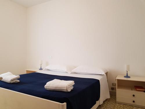 ein Schlafzimmer mit einem Bett mit Handtüchern darauf in der Unterkunft San Lorenzo Grande in San Lorenzo al Mare